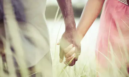 Bihar News: पत्नी को मोबाइल गिफ्ट करना पति को पड़ा भारी, तीन बच्चों की मां प्रेमी संग हुई फरार