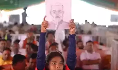 PM Modis meeting in Kanker: कांकेर में पीएम मोदी की सभा में छोटी बच्‍ची दिखा रही थी पोस्‍टर, देखिए वीडियो फिर क्‍या हुआ...