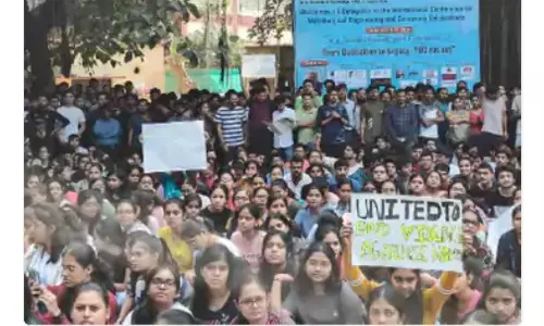 BHU News: BHU में गन प्वाइंट पर छात्रा के साथ छेड़खानी, उतारे कपड़े, विरोध में सड़क पर उतरे सैकड़ों छात्र, कांग्रेस ने उठाए सवाल