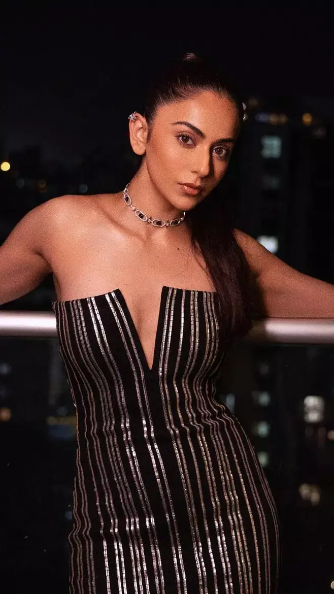 चमचमाती ब्लैक ड्रेस में रकुल प्रीत ने मचाया कहर, तस्वीरों को देख लोगों के छूटे पसीने