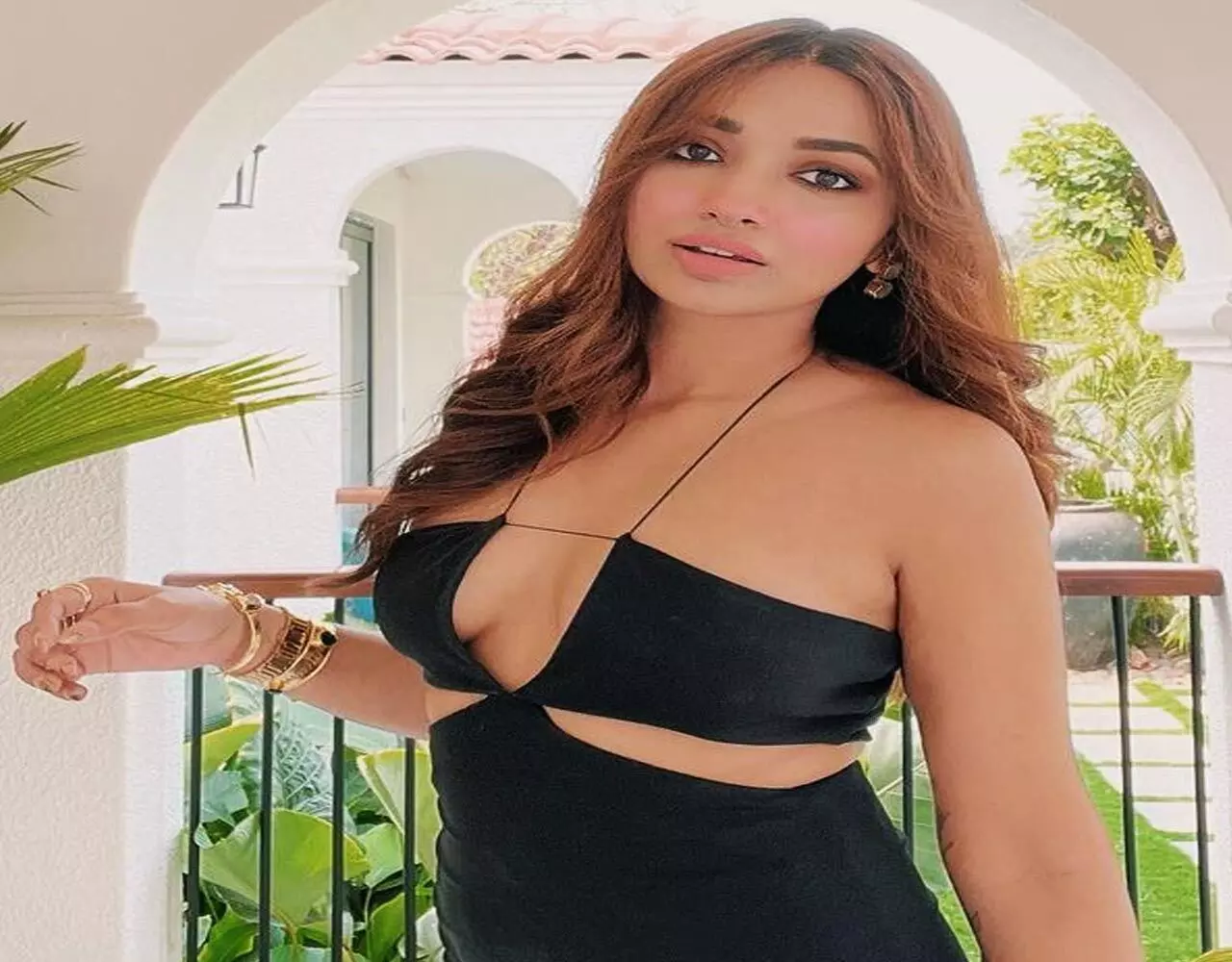 Jiya Shankar Oops Moment: ऊप्स मोमेंट का शिकार हुईं जिया शंकर, पोज देने के चक्कर में कैमरे के आगे सरकी ड्रेस, लोगों बोले- अरे बाप रे!... Jiya Shankar Oops Moment: ऊप्स मोमेंट का शिकार हुईं जिया शंकर, पोज देने के चक्कर में कैमरे के आगे सरकी ड्रेस, लोगों बोले- अरे बाप रे!...