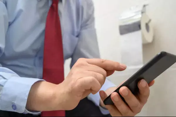 Health News: क्या आप भी बाथरूम में लेकर जाते हैं मोबाइल, बेहद खतरनाक, जानिए हो सकती है आपको ये बीमारी...