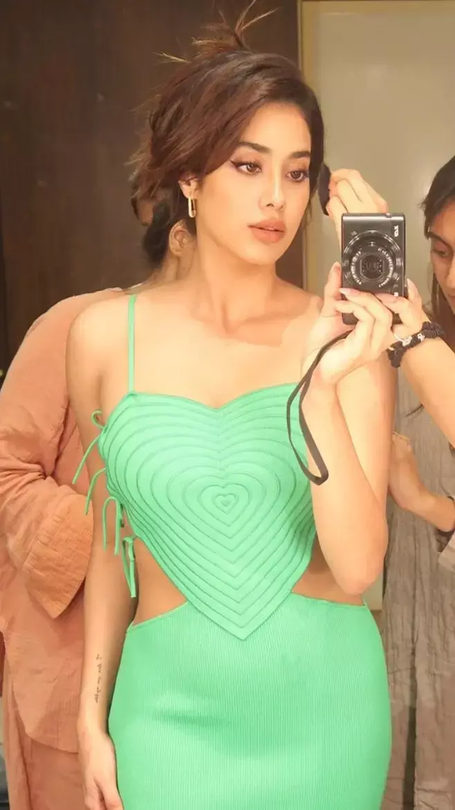 ग्रीन ड्रेस में जाह्नवी कपूर ने कराया हॉट फोटोशूट, कैमरे में कैद हुए बोल्ड अवतार, देखिए फोटोज