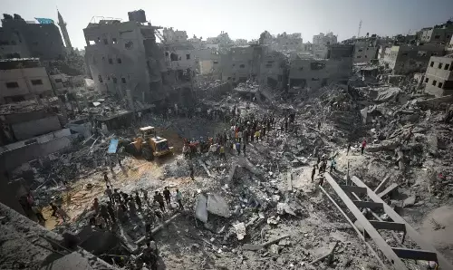 Israel Hamas War: गाजा में शरणार्थी शिविर पर इजरायल के हमलों में 37 से अधिक लोगों की मौत