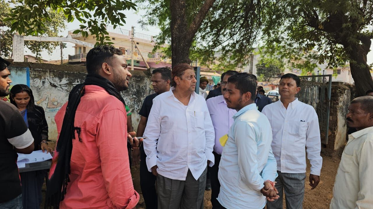 अपने निर्वाचन क्षेत्र कवर्धा में मतदान केंद्र के बाहर राज्य के वन मंत्री और कांग्रेस प्रत्याशी मोहम्मद अकबर अपने निर्वाचन क्षेत्र कवर्धा में मतदान केंद्र के बाहर राज्य के वन मंत्री और कांग्रेस प्रत्याशी मोहम्मद अकबर