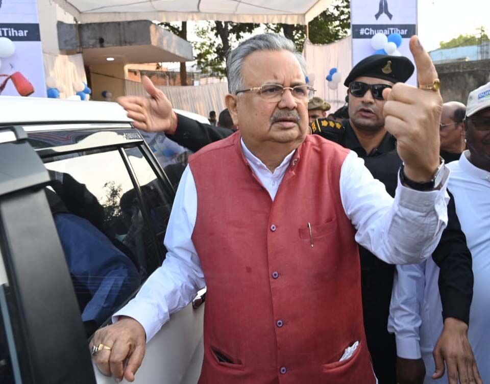 अपने गृह जिला कवर्धा में मतदान के बाद स्याही लगी उंगली दिखाते भाजपा के राष्ट्रीय उपाघ्यक्ष और पूर्व मुख्यमंत्री डॉ. रमन सिंह अपने गृह जिला कवर्धा में मतदान के बाद स्याही लगी उंगली दिखाते भाजपा के राष्ट्रीय उपाघ्यक्ष और पूर्व मुख्यमंत्री डॉ. रमन सिंह
