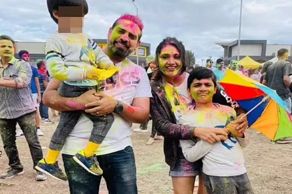 विदेश में पब दुर्घटना में दो बच्चों समेत पांच भारतीयों की मौत, तेज रफ्तार कार पब में जा घुसी... विदेश में पब दुर्घटना में दो बच्चों समेत पांच भारतीयों की मौत, तेज रफ्तार कार पब में जा घुसी...