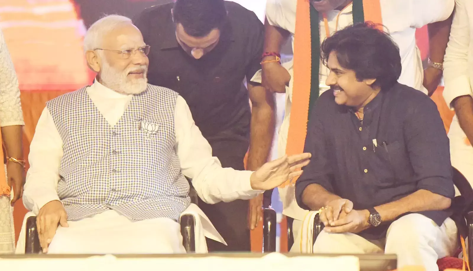 Pawan Kalyan News: हैदराबाद में पीएम मोदी के मंच पर पवन कल्याण, प्रधानमंत्री ने तवज्‍जो देकर तेलंगाना की जनता को दिया संदेश