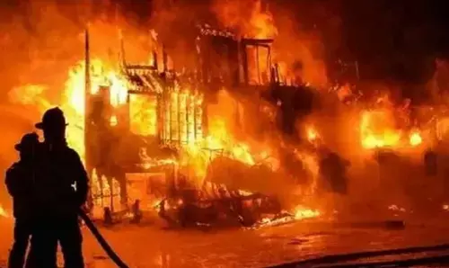 Delhi News Today: दिल्ली के कबीर नगर में घर में लगी आग, तीन साल की बच्ची सहित दो लोग घायल