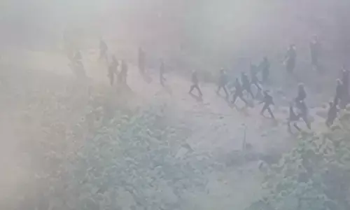 Bijapur News: ड्रोन कैमरे में भागते दिखे नक्सली, पुलिस का दावा, 2-3 शव उठाकर नक्सली भागे,देखें Video