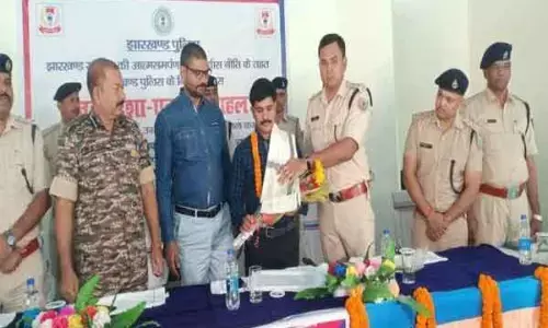 Jharkhand News: सुरक्षाबलों के 48 जवानों की हत्या में शामिल नक्सली कमांडर नवीन ने किया सरेंडर, 15 लाख का था इनाम