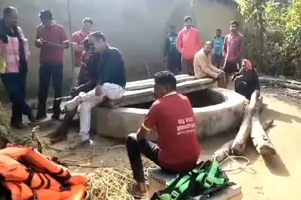 Surajpur News: खेलने के दौरान कुएं में गिरी बच्ची, DDRF की टीम ने रेस्क्यू कर निकाला शव