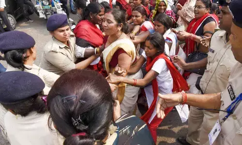 Bihar News: राजद कार्यालय के बाहर धरने पर बैठी आंगनबाड़ी सेविकाओं पर पुलिस ने किया बल प्रयोग