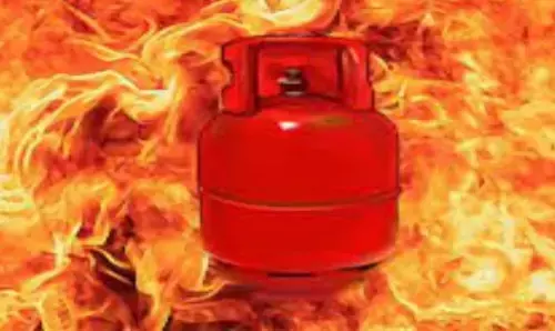 East Champaran News: पूर्वी चंपारण के पलनवा में भीषण हादसा, रसोई गैस सिलेंडर में लगी आग, 20 से अधिक झुलसे, 8 की हालत गंभीर