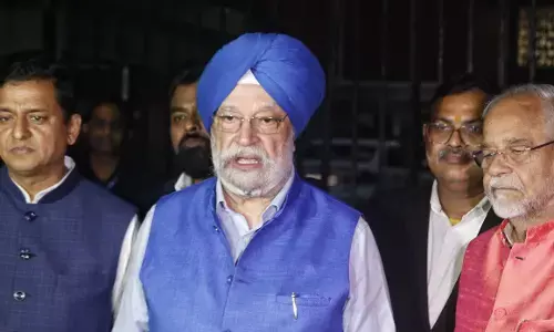 Delhi News: बीजेपी नेताओं ने चुनाव आयोग से मुलाकात कर AAP के खिलाफ कार्रवाई की मांग की