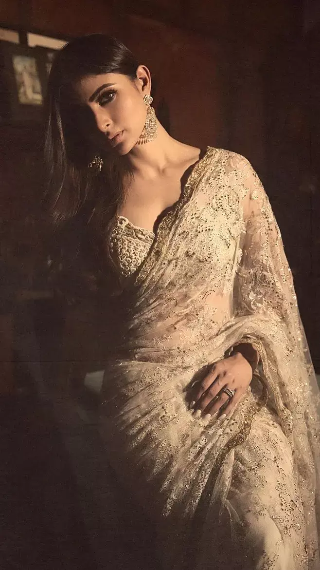 गोल्डन साड़ी में मौनी रॉय ने किलर अदाओं से बढ़ाया पारा, लगाया हॉटनेस का तड़का