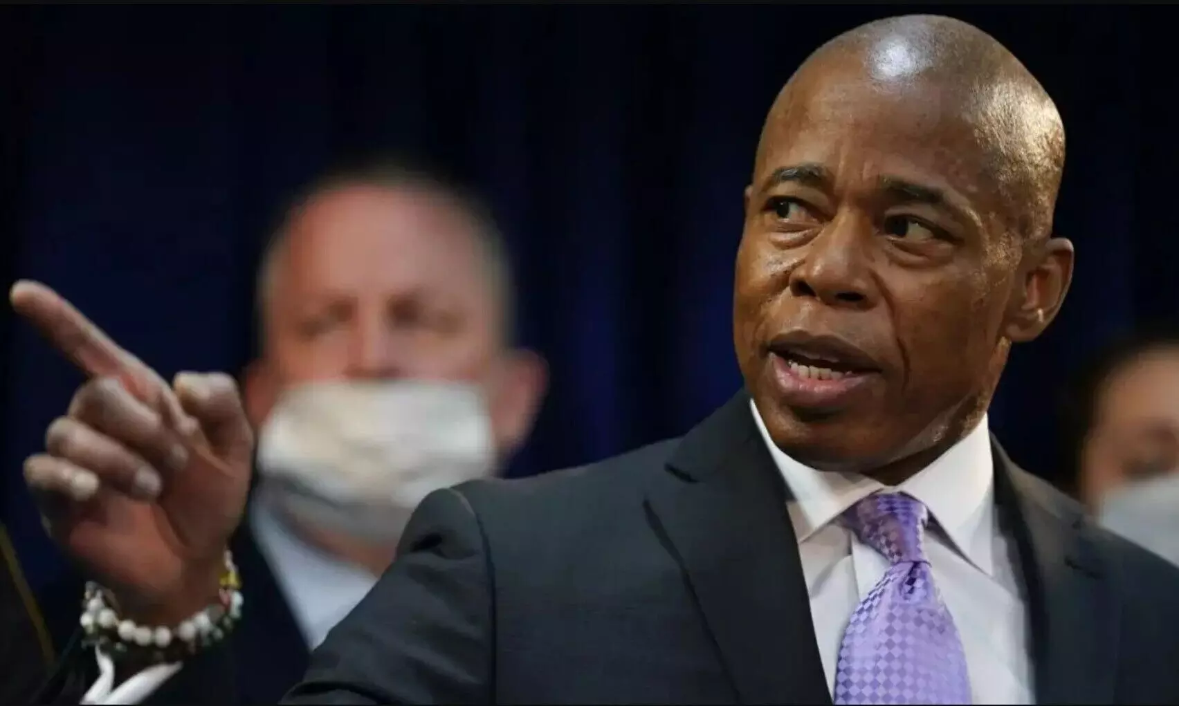 Eric Adams: FBI ने न्यूयॉर्क के मेयर के फोन और iPad जब्त किए, बाद में वकील ने जारी किया बयान