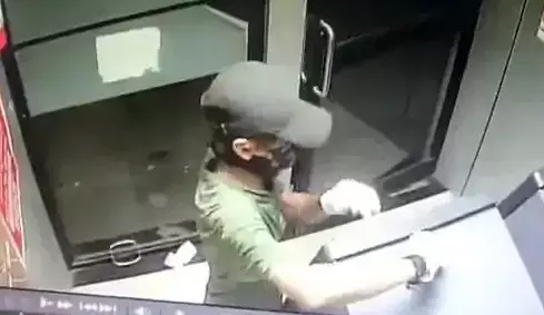 Delhi Crime News: CCTV के सामने से चोर ले उड़े 5 लाख रुपये, ATM में लगा कैमरा भी नहीं कर पाया रिकॉर्ड