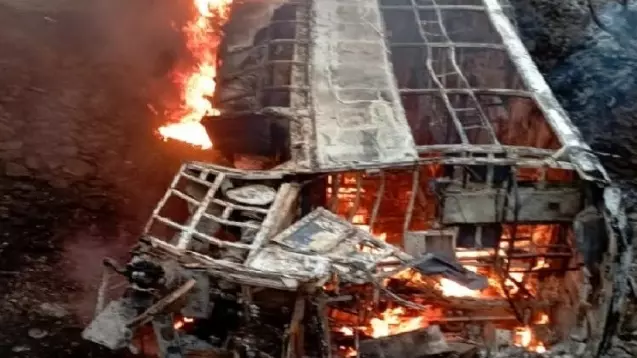 Bengal Bus Fire: खड़गपुर के पास बस में लगी भीषण आग, देखते ही देखते आग का गोला बनी; एक यात्री की मौत, 30 घायल