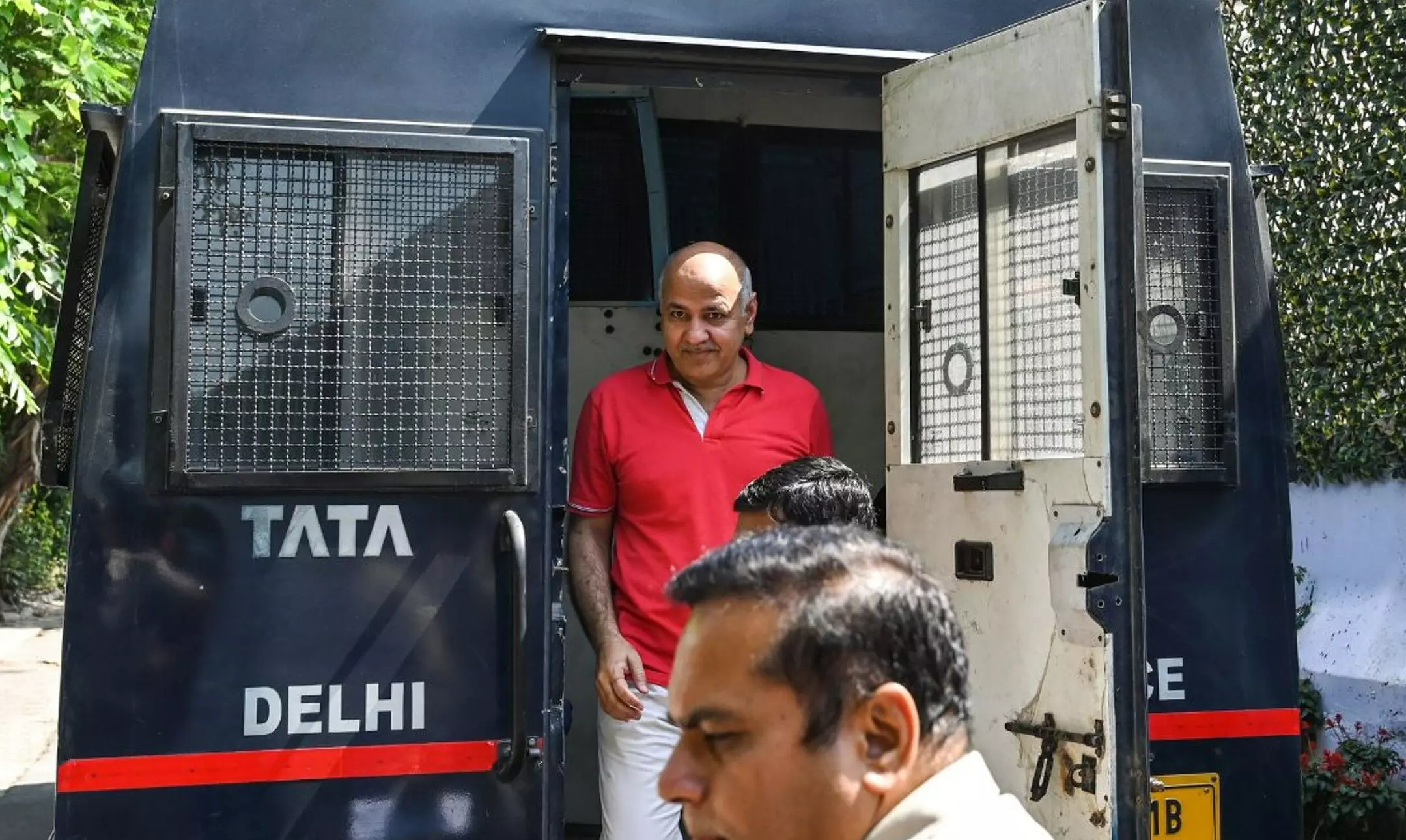 Delhi Liquor Policy Case: बीमार पत्नी से मिले आप नेता मनीष सिसोदिया, 6 घंटे की मिली छोटी छुट्टी