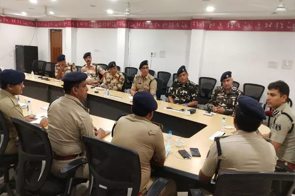 Raipur News: SSP ने ली पुलिस अधिकारियों व थाना प्रभारियों की बैठक, अर्धसैनिक बलों के कमांडेंट भी हुए शामिल