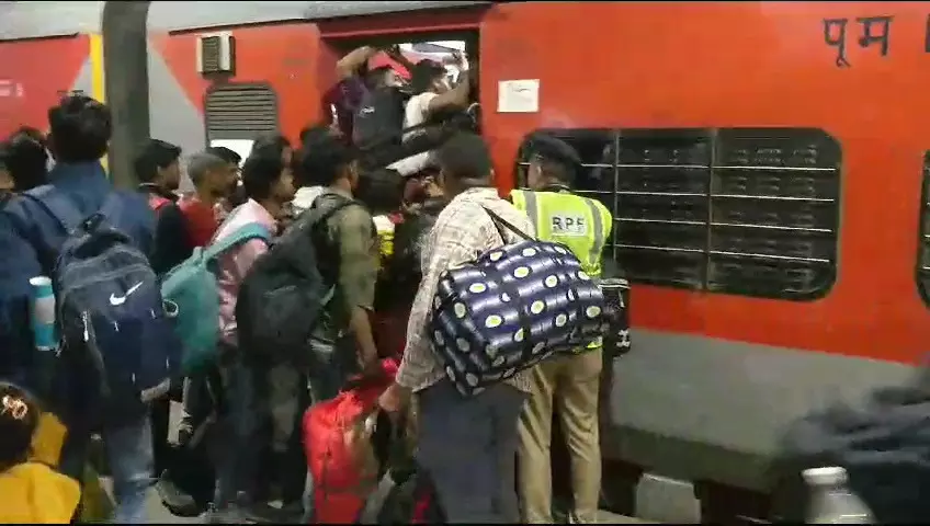 Ghaziabad News: गाजियाबाद रेलवे स्टेशन पर यात्रियों की भीड़, गाड़ी में चढ़ने के लिए लोगों के बीच मारामारी
