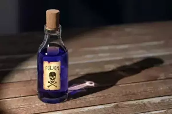 CG Kanker news: प्राचार्य ने खाया जहर: आरटीआई कार्यकर्ता के ब्लैकमेलिंग से परेशान होकर प्राचार्य ने जहर खाया, हालत गंभीर