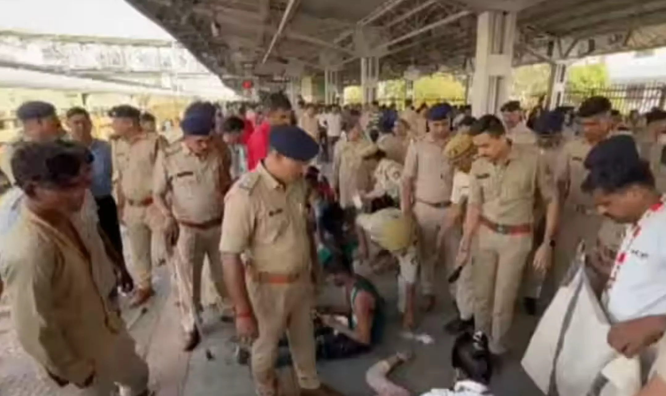 Surat Railway Station : सूरत रेलवे स्टेशन पर भगदड़, बिहार के 1 यात्री की मौत,  4 बेहोश