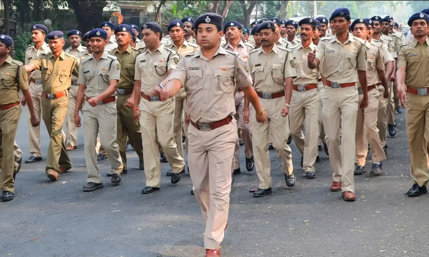Bihar News: बिहार में पुलिसकर्मियों की छुट्टियां रद्द, 24 हजार अतिरिक्त पुलिसकर्मियों की तैनाती Bihar News: बिहार में पुलिसकर्मियों की छुट्टियां रद्द, 24 हजार अतिरिक्त पुलिसकर्मियों की तैनाती