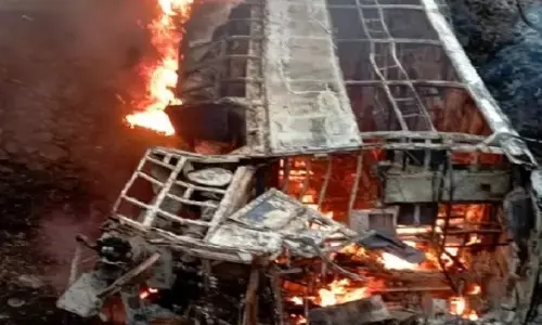Bengal Bus Fire: खड़गपुर के पास बस में लगी भीषण आग, देखते ही देखते आग का गोला बनी; एक यात्री की मौत, 30 घायल