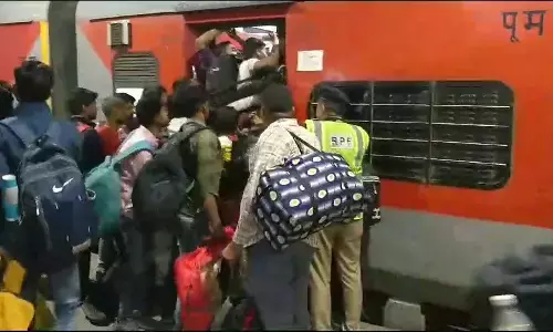 Ghaziabad News: गाजियाबाद रेलवे स्टेशन पर यात्रियों की भीड़, गाड़ी में चढ़ने के लिए लोगों के बीच मारामारी