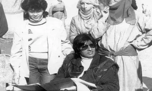 Amitabh Bachchan News: अमिताभ बच्चन ने स्टाइलिश लेदर जैकेट पहने अजूबा के सेट से अपनी पुरानी तस्वीर पोस्ट की...