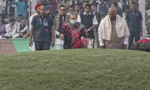 Jawaharlal Nehru Birth Anniversary: सोनिया-राहुल और खड़गे ने पंड‍ित नेहरू को उनकी जयंती पर श्रद्धांजलि दी