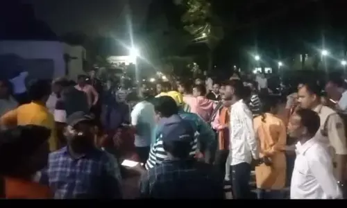Bilaspur News: दबंगई दिखाने वाले कांग्रेस नेता की BJP की महिला कार्यकर्ताओं ने गाड़ी से उतार की जमकर पिटाई