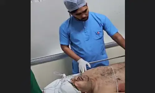 Noida Crime News: दोस्त को गोली मारकर युवक हुआ फरार, पीड़ित गंभीर हालत में भर्ती