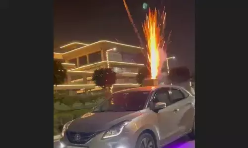 Traffic Challan: रील बनाने के लिए चलती कार के ऊपर राकेट चलाए, 5 हजार का हुआ चालान
