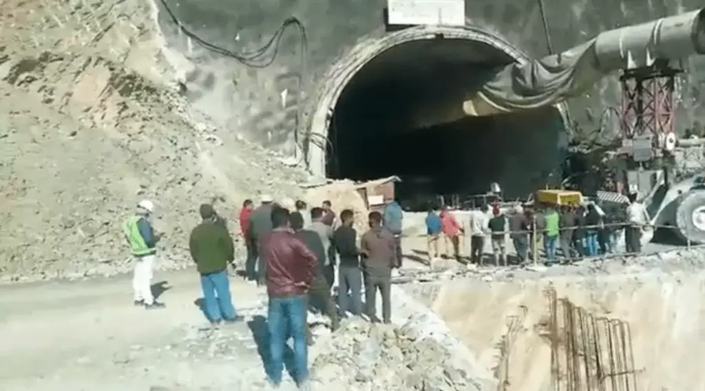 Uttarkashi News: उत्तरकाशी हादसा में 60 घंटे से सुरंग में फंसे हैं 40 मजदूर, पाइप के जरिए अपने परिजनों से बात की