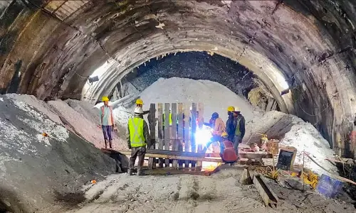 Uttarkashi Tunnel Accident: ड्रिलिंग मशीन में आई खराबी, 3 दिन से टनल में फंसे हैं 40 मजदूर, रेस्क्यू ऑपरेशन जारी