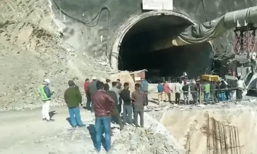 Uttarkashi News: उत्तरकाशी हादसा में 60 घंटे से सुरंग में फंसे हैं 40 मजदूर, पाइप के जरिए अपने परिजनों से बात की