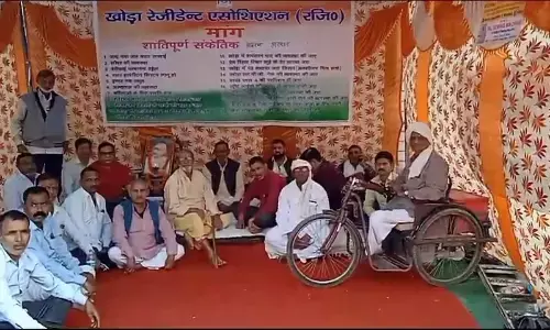 Ghaziabad News: गाजियाबाद के खोड़ा में जल संकट, पानी के लिए लोग कर रहे भूख हड़ताल, आंदोलन शुरू