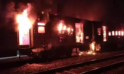 Etawah Train Accident: इटावा में दरभंगा एक्सप्रेस के बाद वैशाली एक्सप्रेस में लगी आग, 19 यात्री घायल