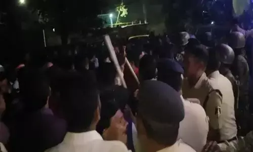 CG Raipur News: थाने में पुलिसकर्मियों के सामने बीजेपी-कांग्रेस के कार्यकर्ताओं की मारपीट, देखें वीडियो