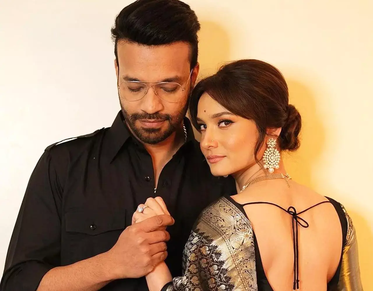 Ankita-Vicky Intimate: लाइव शो में अंकिता-विक्की ने कंबल के नीचे की ऐसी हरकत, VIDEO देख भड़के लोग, बोले-कुछ तो....
