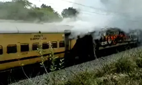 एक्सप्रेस ट्रेन में लगी भीषण आग,  स्लीपर कोच के 20 यात्री जख्‍मी...मची अफरातफरी