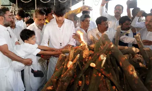 Subrata Roy Funeral: पंचतत्व में विलीन हुए सुब्रत रॉय, पोते ने दी मुखाग्नि, अंतिम यात्रा में शामिल हुए दिग्गज