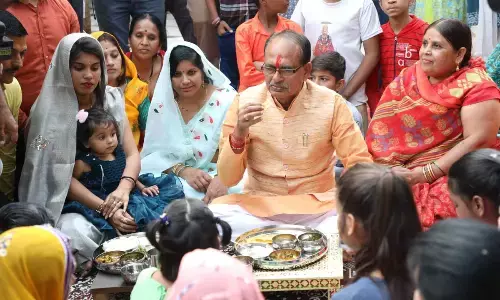 Ladali Behna Yojna: सीएम शिवराज ने लाडली बहनों के साथ खाया खाना, वोटिंग के पहले कहा- शुरू करेंगे लखपति योजना