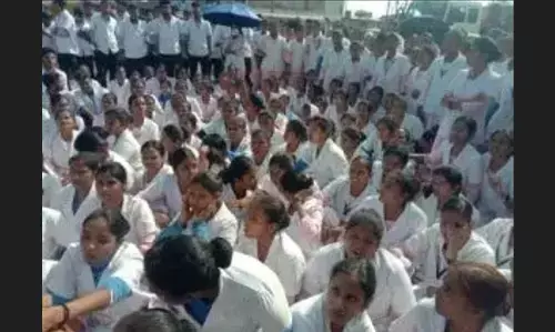 Ranchi News Hindi: रांची में पारा मेडिकल कॉलेज में प्रताड़ित छात्र ने जान देने की कोशिश की, गुस्साए छात्र-छात्राएं सड़क पर उतरे