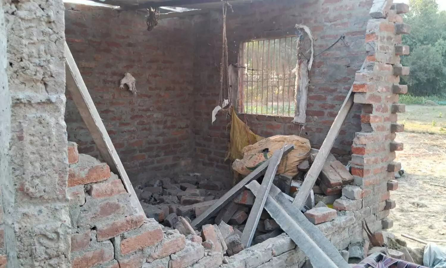 Gopalganj News: अवैध पटाखा कारखाने में विस्फोट, तीन लोग झुलसे, मकान जमींदोज