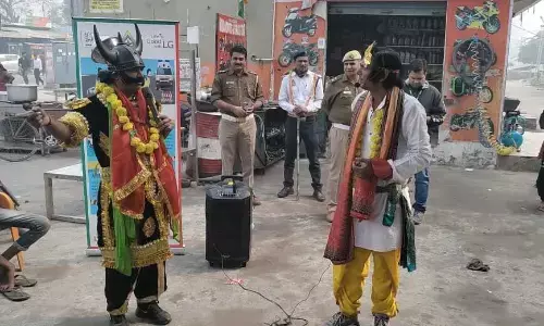Noida News: नोएडा में सड़क पर यमराज बनकर घूम रहे ट्रैफिक विभाग के कर्मी, लोगों को कर रहे जागरूक, काटे 5253 चालान