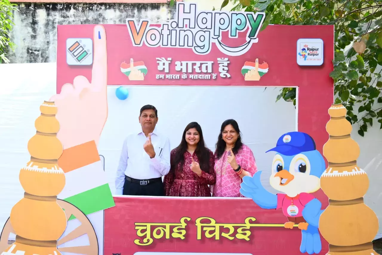 Second phase of voting in Chhattisgarh: वीआईपी वोटर: फोटो में देखिए...सीएस सहित राज्‍य सरकार के आला अफसरों ने भी किया मतदान